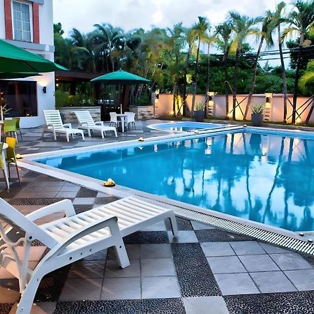 Country Heritage Resort Hotel Surabaya Buitenkant foto