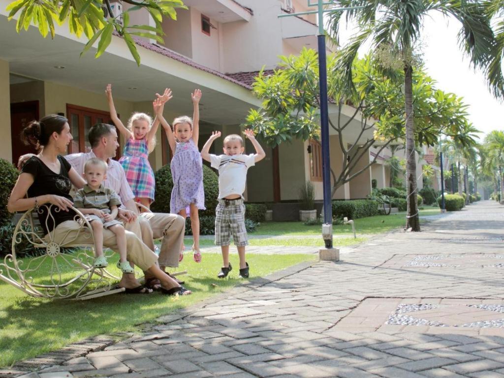 Country Heritage Resort Hotel Surabaya Buitenkant foto