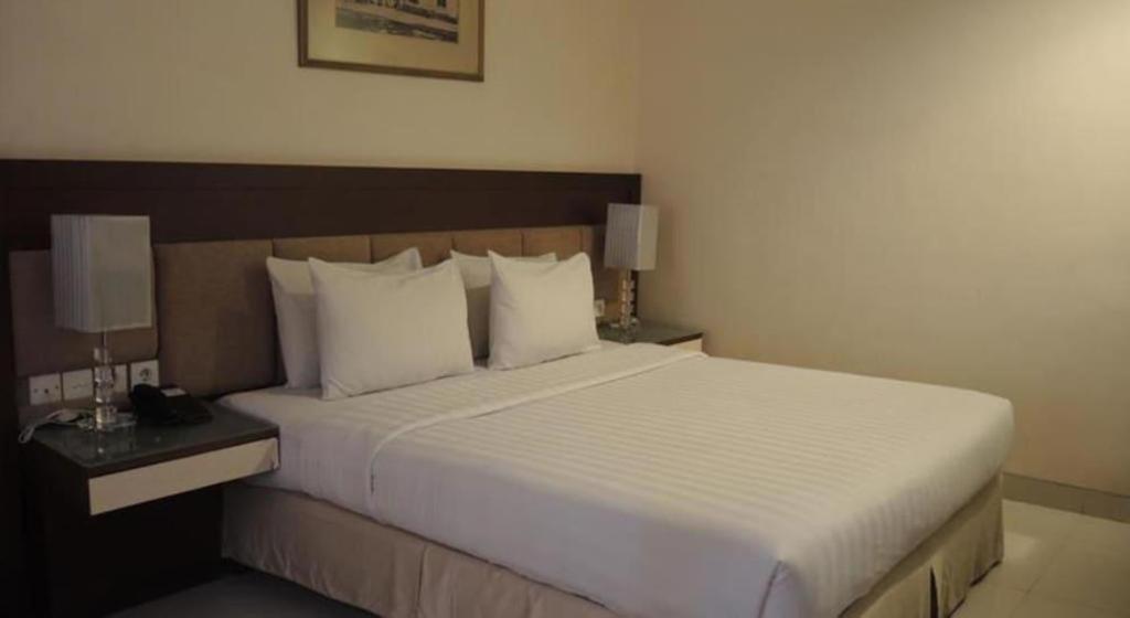 Country Heritage Resort Hotel Surabaya Buitenkant foto