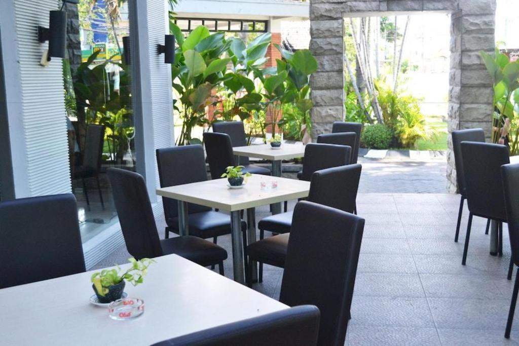 Country Heritage Resort Hotel Surabaya Buitenkant foto