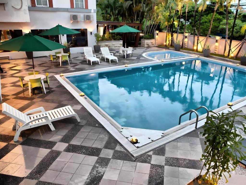 Country Heritage Resort Hotel Surabaya Buitenkant foto