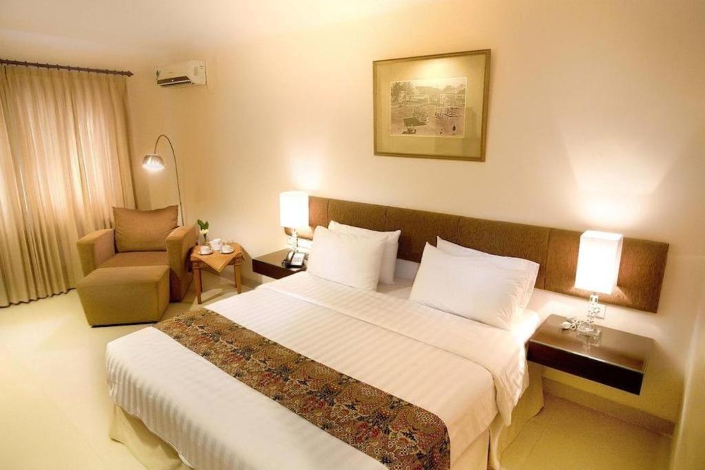 Country Heritage Resort Hotel Surabaya Buitenkant foto