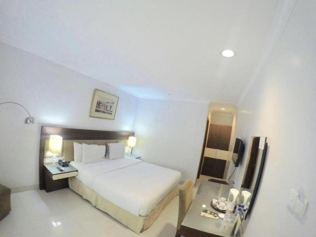 Country Heritage Resort Hotel Surabaya Buitenkant foto
