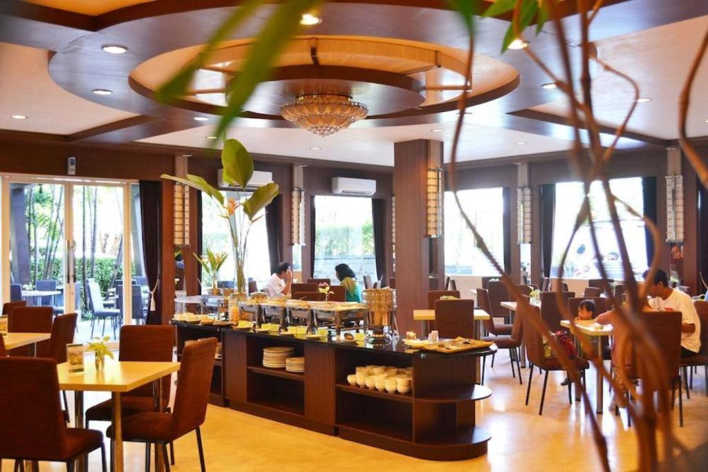 Country Heritage Resort Hotel Surabaya Buitenkant foto