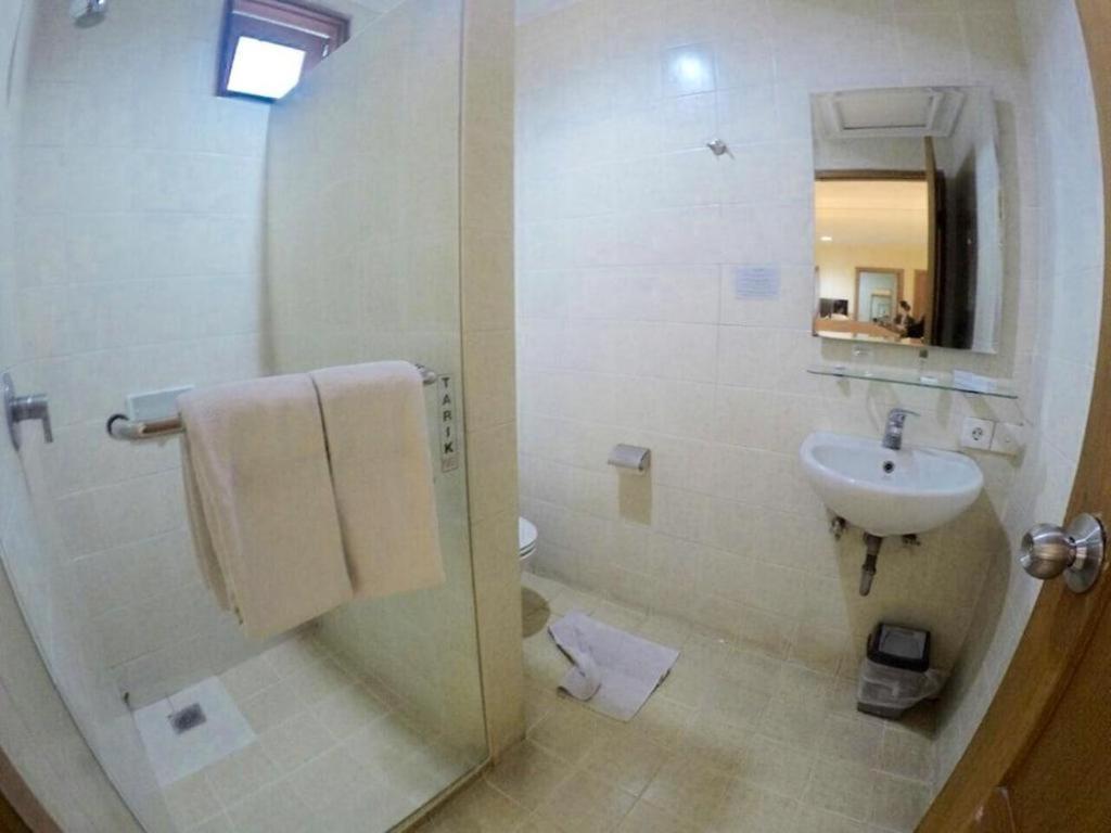 Country Heritage Resort Hotel Surabaya Buitenkant foto
