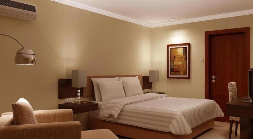 Country Heritage Resort Hotel Surabaya Buitenkant foto