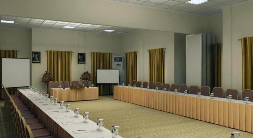 Country Heritage Resort Hotel Surabaya Buitenkant foto
