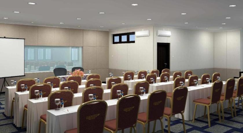Country Heritage Resort Hotel Surabaya Buitenkant foto