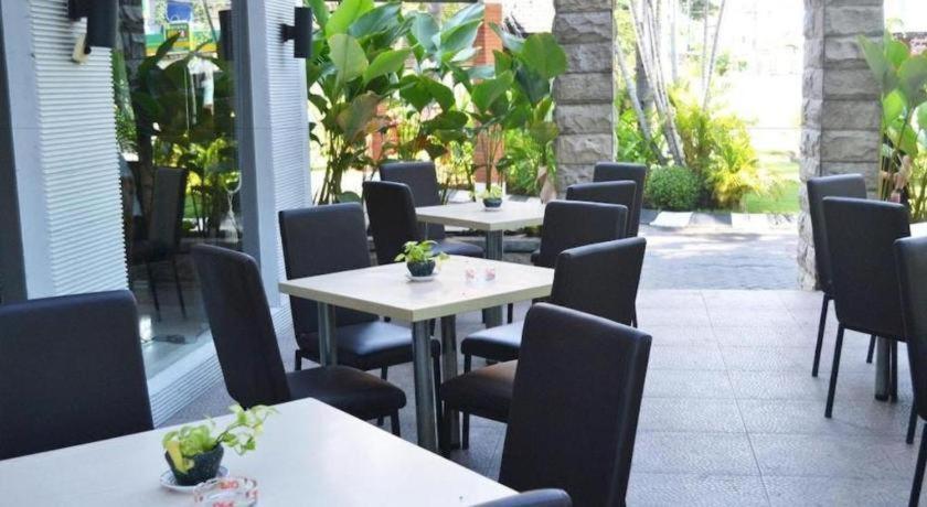 Country Heritage Resort Hotel Surabaya Buitenkant foto