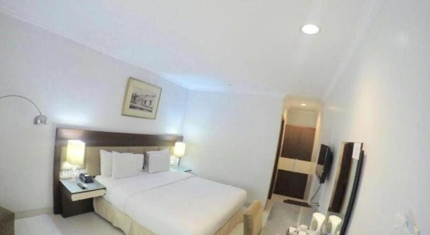 Country Heritage Resort Hotel Surabaya Buitenkant foto