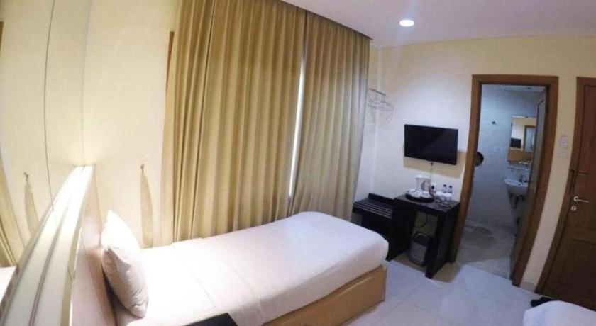 Country Heritage Resort Hotel Surabaya Buitenkant foto