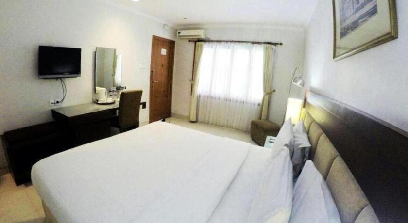Country Heritage Resort Hotel Surabaya Buitenkant foto