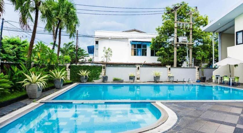 Country Heritage Resort Hotel Surabaya Buitenkant foto