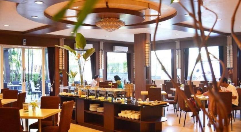 Country Heritage Resort Hotel Surabaya Buitenkant foto