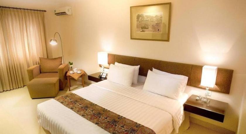 Country Heritage Resort Hotel Surabaya Buitenkant foto