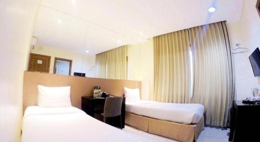 Country Heritage Resort Hotel Surabaya Buitenkant foto