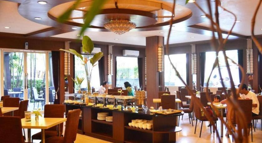 Country Heritage Resort Hotel Surabaya Buitenkant foto